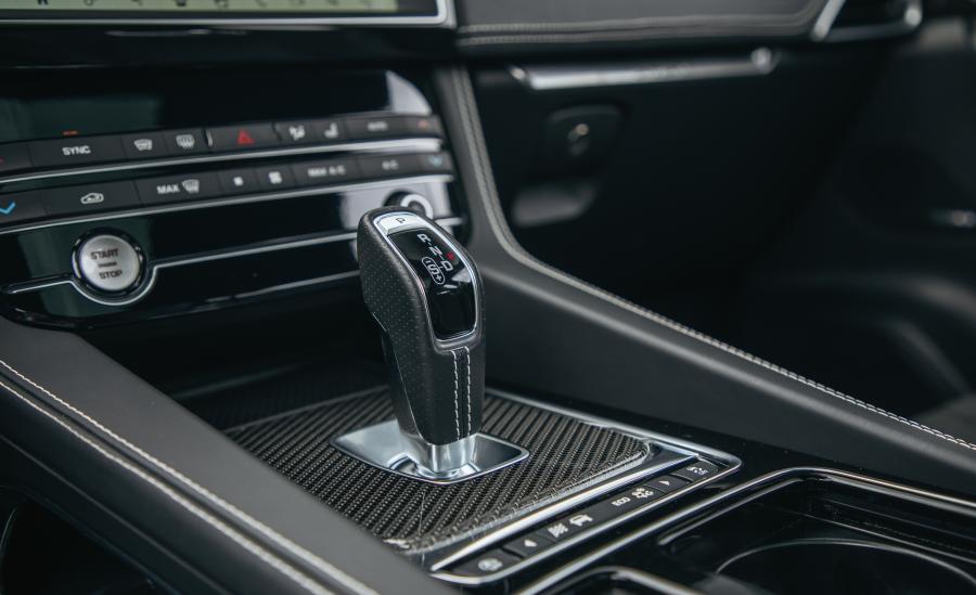 Детали интерьера Jaguar F-Pace SVR 2018 года  (NA) (фото 29 из 40)